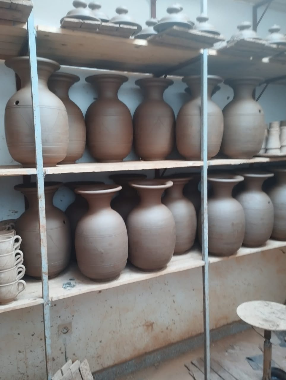 Poterie traditionnelle marocaine artisanale — fabrication artisanale en terre cuite dans notre atelier